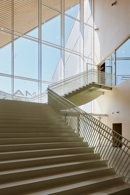 Центр мероприятий Сатама / ALA Architects - Фотография интерьера, лестницы, стекло, окна, перила