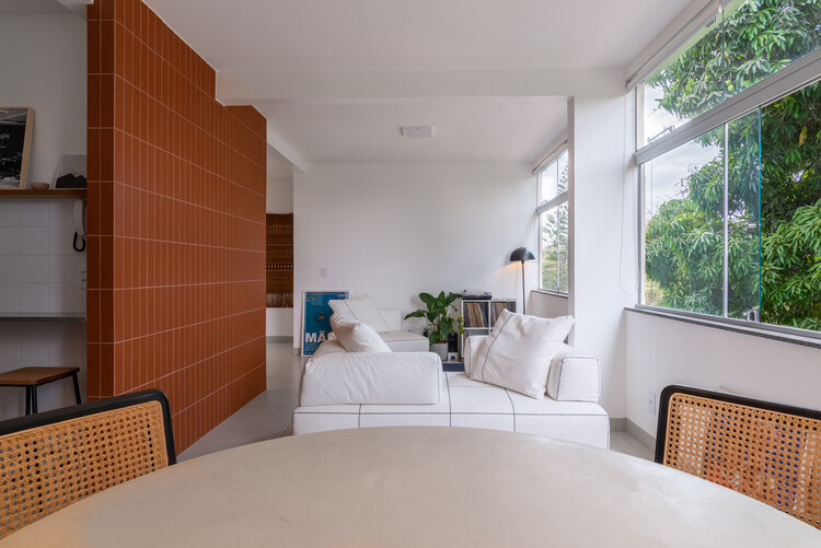 Апартаменты Mangueira / Coarquitetos - Фотография интерьера, спальня, стул, окна
