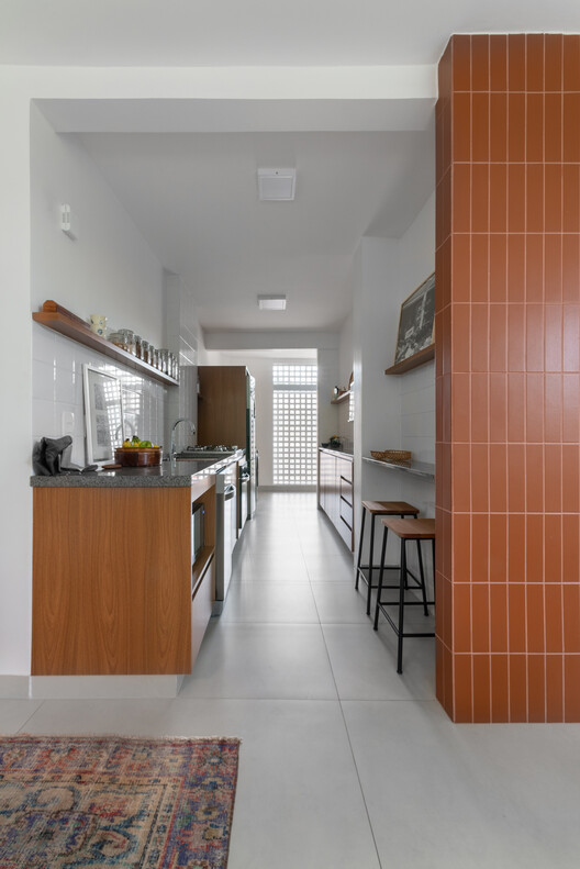 Квартира Мангуейра / Коаркитетос — Фотография интерьера, кухня, стул, столешница