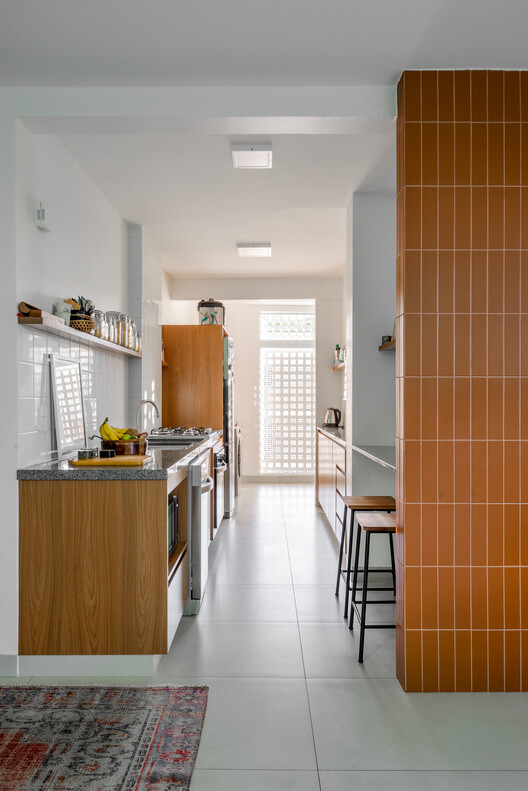 Квартира Mangueira / Coarquitetos - Фотография интерьера, кухня, столешница