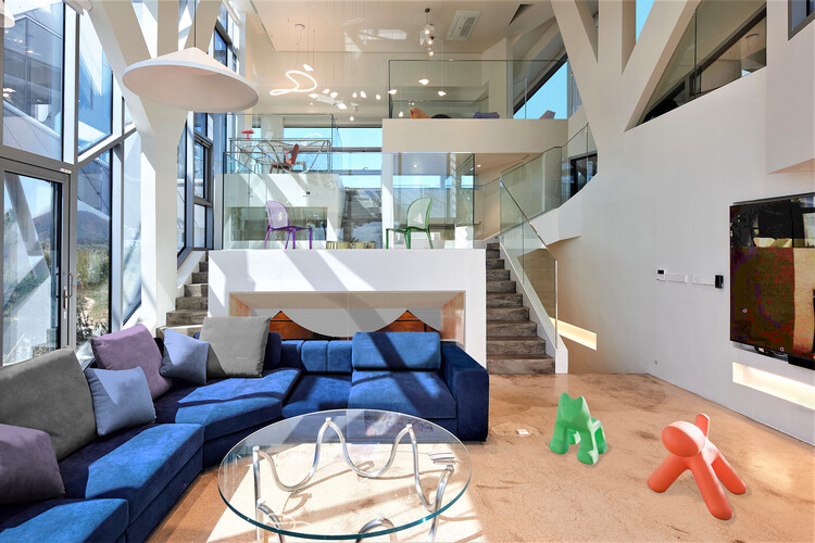 Парусный дом / IROJE KHM Architects - Фотография интерьера, гостиная, окна, спальня