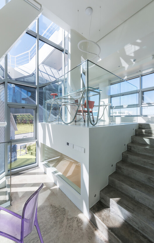 Парусный дом / IROJE KHM Architects - Фотография интерьера, лестница, фасад, окна, перила, балка