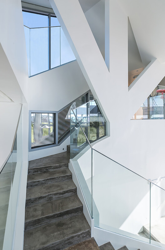Парусный дом / IROJE KHM Architects - Фотография интерьера, лестницы, окна, перила