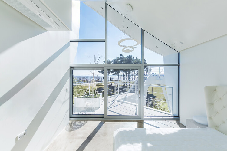 Парусный дом / IROJE KHM Architects - Фотография интерьера, окна