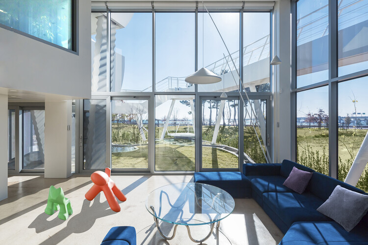 Парусный дом / IROJE KHM Architects - Фотография интерьера, гостиная, окна, стул, фасад