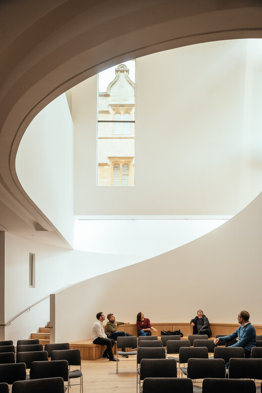 Здание Cheng Yu Tung / MICA Architects — Фотография интерьера, лестница, стул
