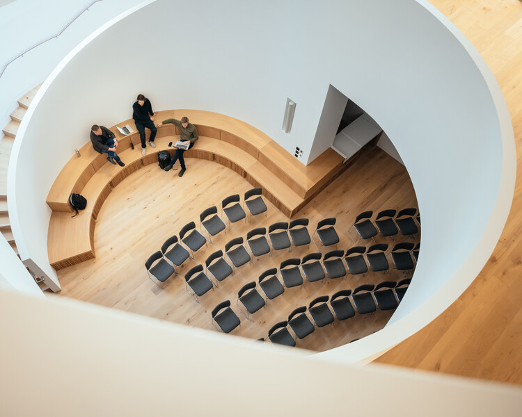 Здание Cheng Yu Tung / MICA Architects — Фотография интерьера, лестница