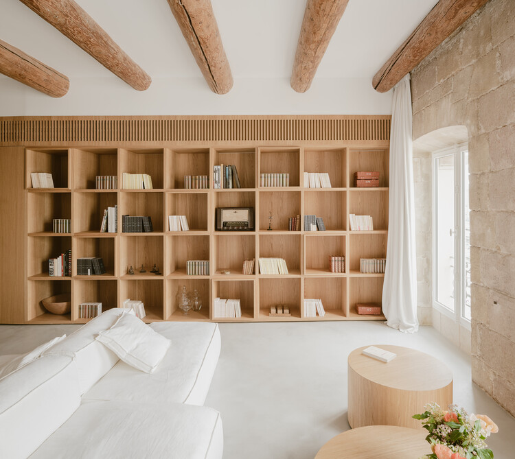 Квартира S / Enzo Rosada Architecte - Фотография интерьера, шкаф, стеллажи, окна, балка