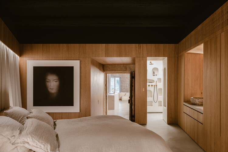 Квартира S / Enzo Rosada Archite - Фотография интерьера, Спальня, Окна, Кровать, Стул, Балка