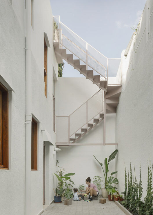 Дом в Оливосе/Арк.  Карлос А. Хурадо - Фотография интерьера, лестницы, окна, фасад, перила