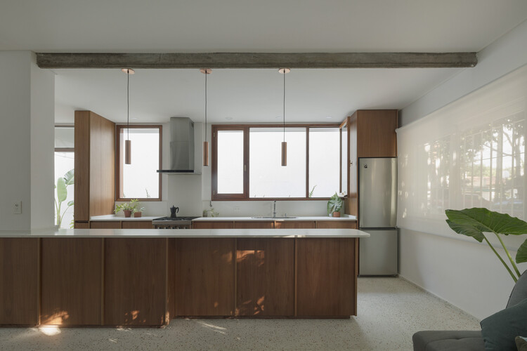 Дом в Оливосе/Арк.  Карлос А. Хурадо - Фотография интерьера, кухня, окна, столешница, раковина
