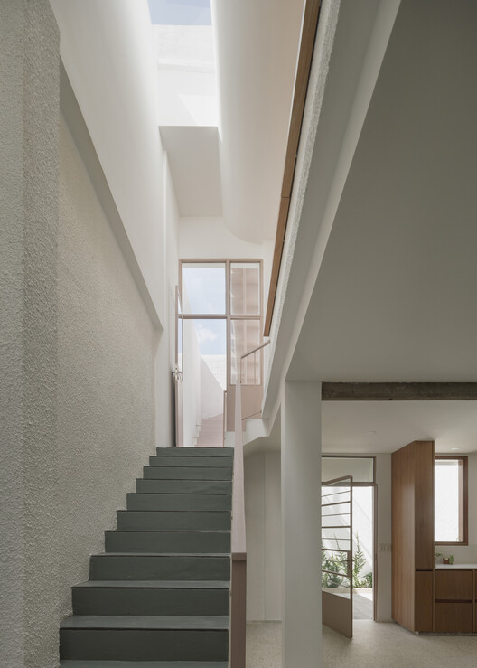 Дом в Оливосе/Арк.  Карлос А. Хурадо - Фотография интерьера, лестницы, окна, перила