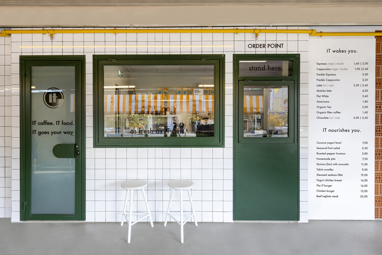 IT Coffee / studiomateriality - Фотография интерьера, кухня, дверь, окна, фасад, стул
