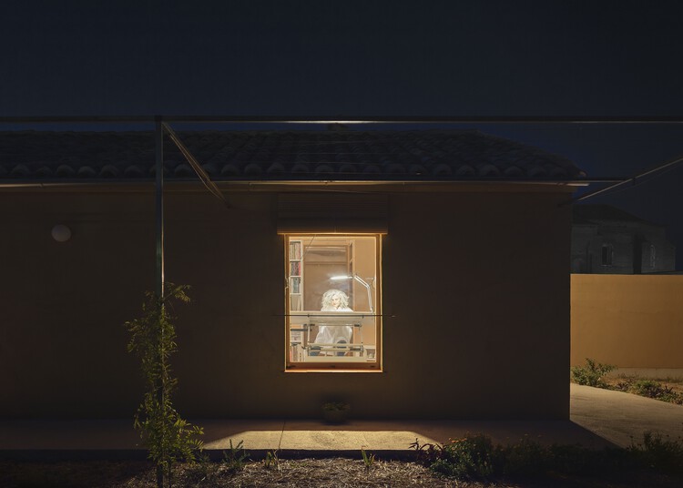 Земляной дом / Лара Фустер Прието — фотография экстерьера, окна
