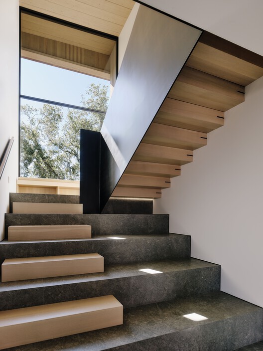 Мадрон-Ридж / Полевая архитектура — фотография интерьера, лестница, окна, перила