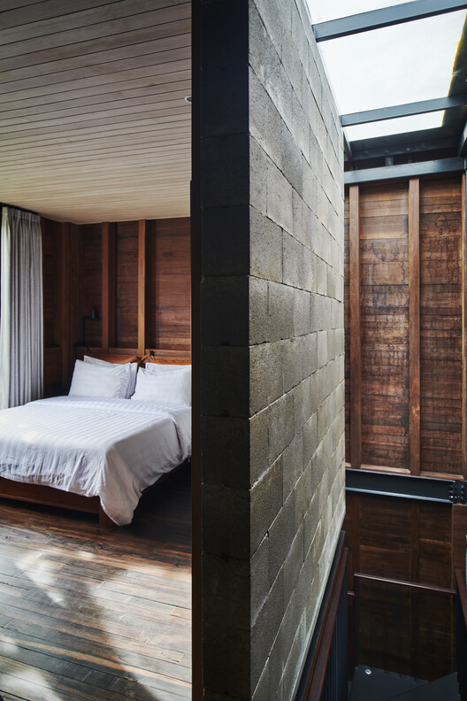 Jae Jiwa Jae Kasinda Bungalows / RDMA — Фотография интерьера, спальня, кровать, балка, окна