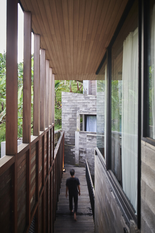 Jae Jiwa Jae Kasinda Bungalows / RDMA - Фотография интерьера, окна, балка, перила, лес, палуба