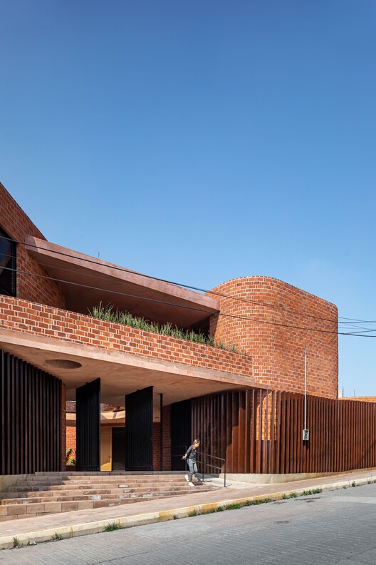 Детский сад Нуэва Креасьон / Taller de Arquitectura Miguel Montor - Фотография экстерьера, фасад