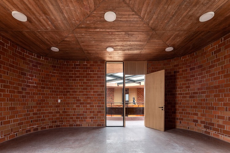 Детский сад Нуэва Креасьон / Taller de Arquitectura Miguel Montor - Фотография интерьера, кирпич, балка
