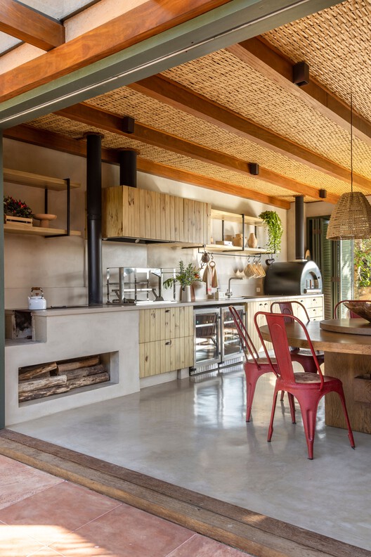 Ibi House / Arkitekt Associados - Фотография интерьера, кухня, стол, стул, столешница, балка, кирпич