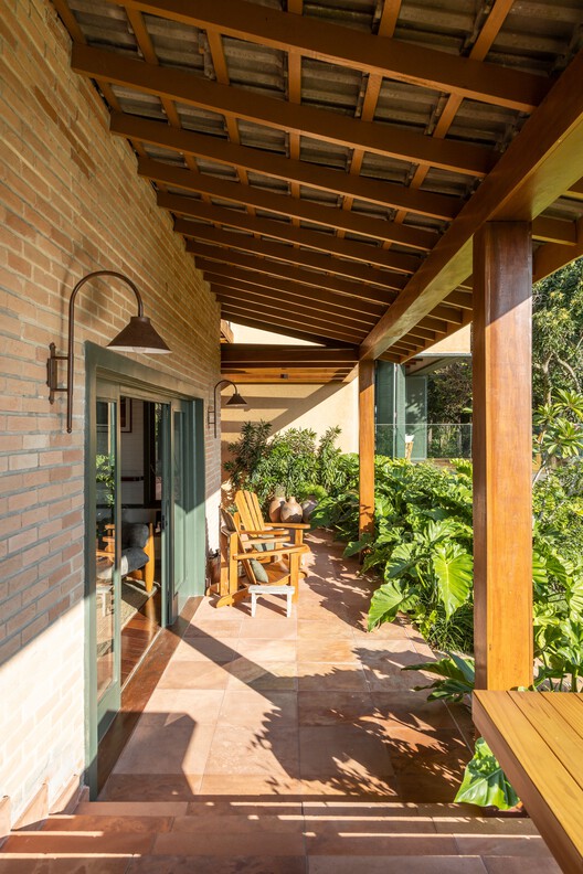 Ibi House / Arkitekt Associados - Фотография интерьера, балка, окна, терраса