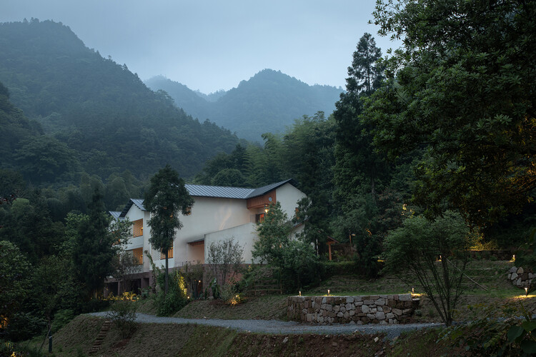 Затерянная вилла в Сымяньшане, Чунцин / Architects KONGKONG - Фотография экстерьера, окна, лес