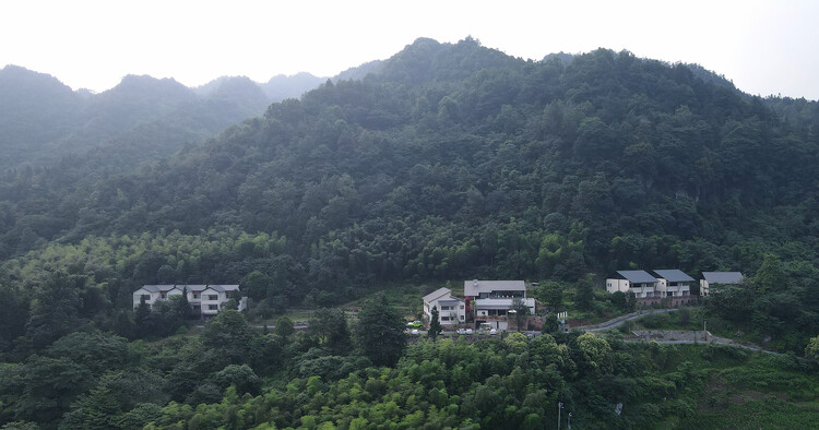 Затерянная вилла в Сымяньшане, Чунцин / Architects KONGKONG - Фотография экстерьера, лес, окна