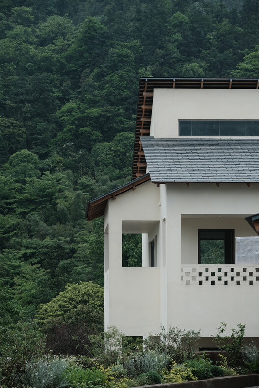 Затерянная вилла в Сымяньшане, Чунцин / Architects KONGKONG – Фотография экстерьера, окна