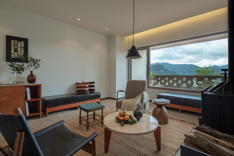 Затерянная вилла в Симианшане, Чунцин / Architects KONGKONG — Фотография интерьера, гостиная, стол, окна, стул