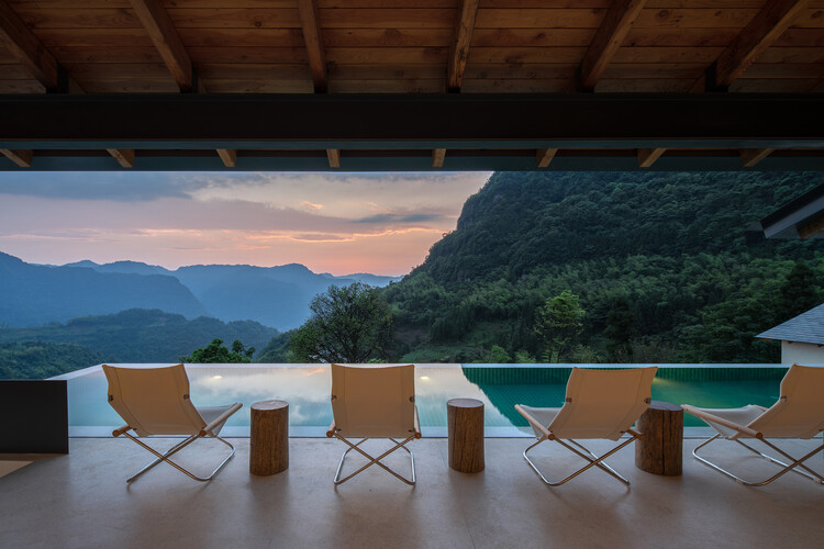 Затерянная вилла в Сымяньшане, Чунцин / Architects KONGKONG — Фотография интерьера, стол, стул