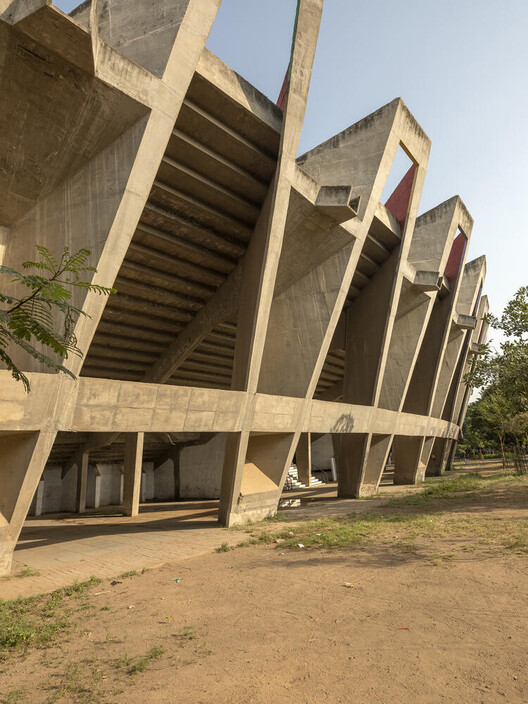 Знаменитый стадион имени Сардара Валлабхбая Пателя в Ахмадабаде, спроектированный Чарльзом Корреа, подлежит сносу — изображение 3 из 5