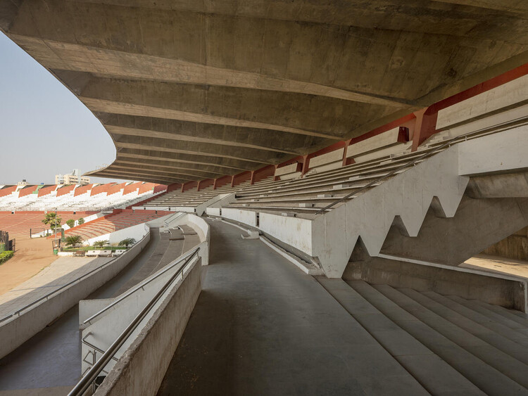 Знаменитый стадион имени Сардара Валлабхбая Пателя в Ахмедабаде, спроектированный Чарльзом Корреа, подлежит сносу — изображение 4 из 5