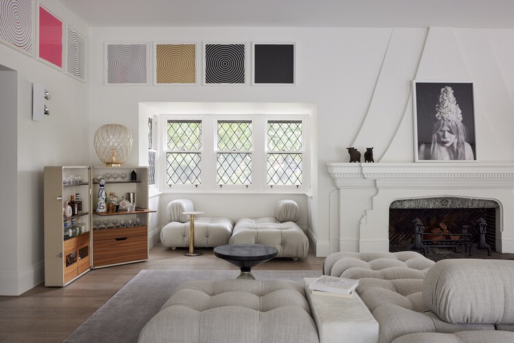 Deventon Residence / Jolson Architecture and Interiors — Фотография интерьера, гостиная, диван, окна, стеллажи, стул