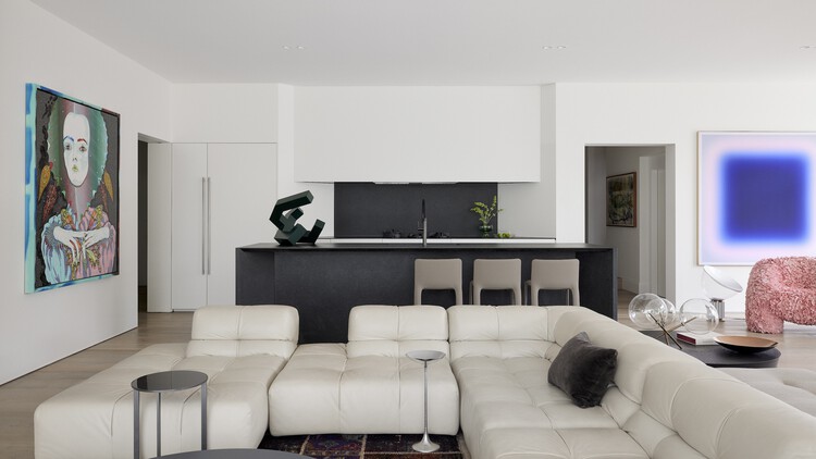 Резиденция Девентон / Архитектура и интерьеры Джолсона — Фотография интерьера, гостиная, диван, стол