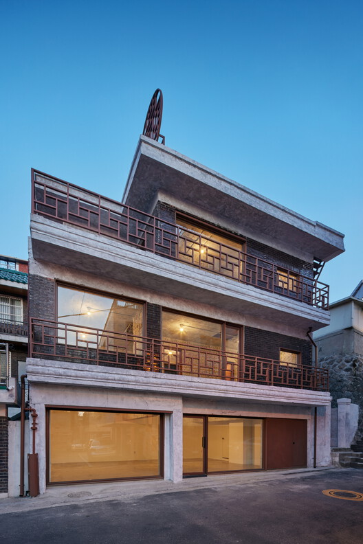 Многофункциональное здание с тупиком / LJL Architects — фотография экстерьера, фасад, окна