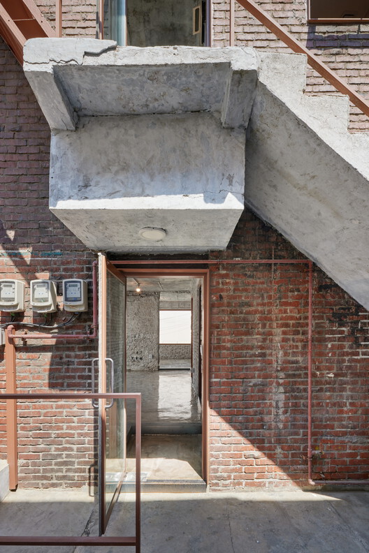 Многофункциональное здание с тупиком / LJL Architects — фотография интерьера, дверь, кирпич, фасад, окна, арка