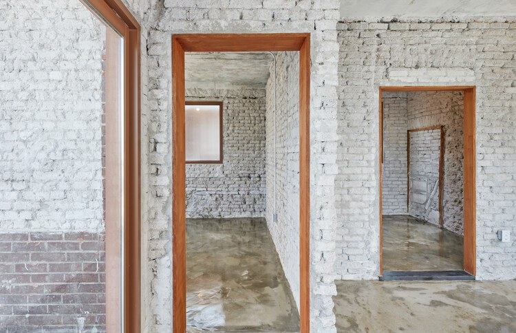 Многофункциональное здание с тупиком / LJL Architects — фотография интерьера, бетон