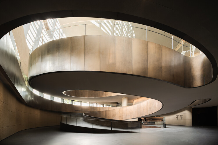   Музей Саньсиндуй / CSWADI - Фотография интерьера, лестница