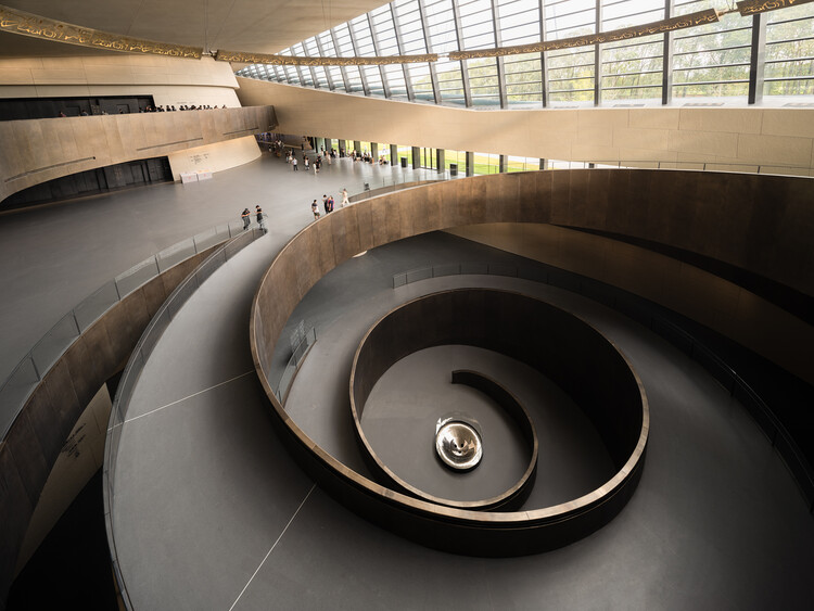   Музей Саньсиндуй / CSWADI - Фотография интерьера, лестницы, перила