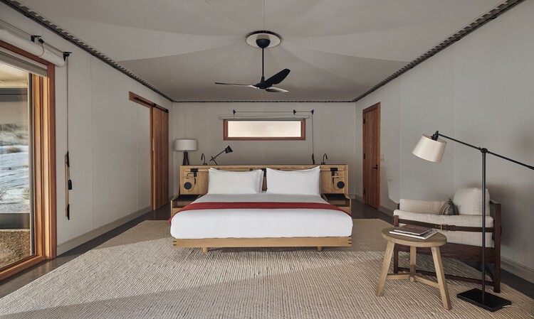 Лагерь Сарика / Амангири + Luxury Frontiers - Фотография интерьера, спальня, дверь, кровать