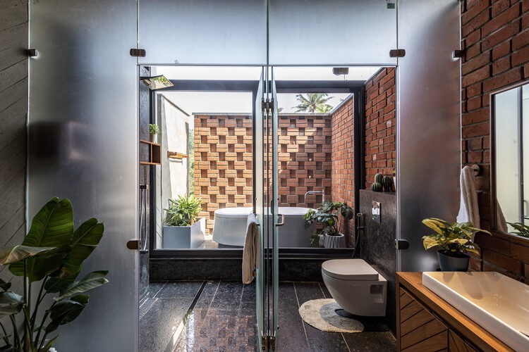 Дом выходного дня в Маале / Studio Roots - Фотография интерьера, ванная комната, окна, раковина