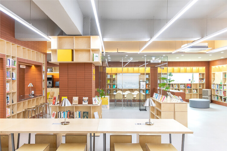 Библиотека из красного кирпича / G/O Architecture — Фотография интерьера, стол, стеллажи, стул