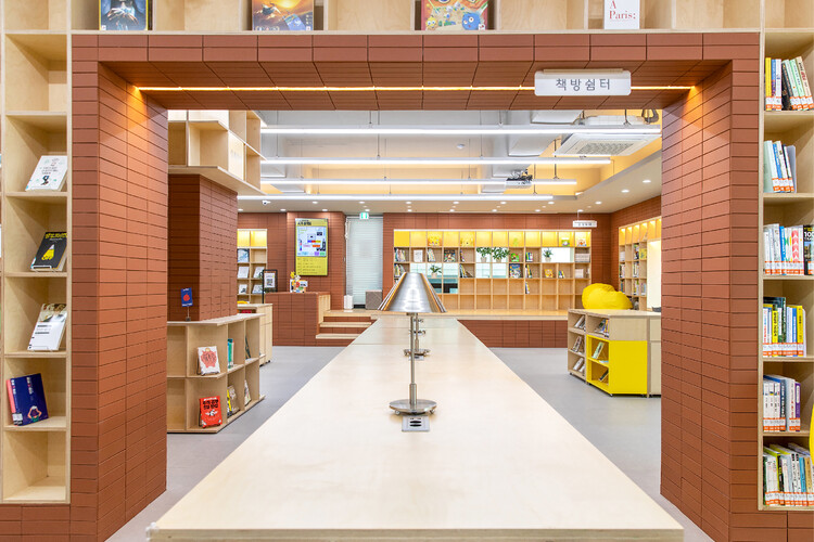 Библиотека из красного кирпича / G/O Architecture – Фотография интерьера, стеллажи