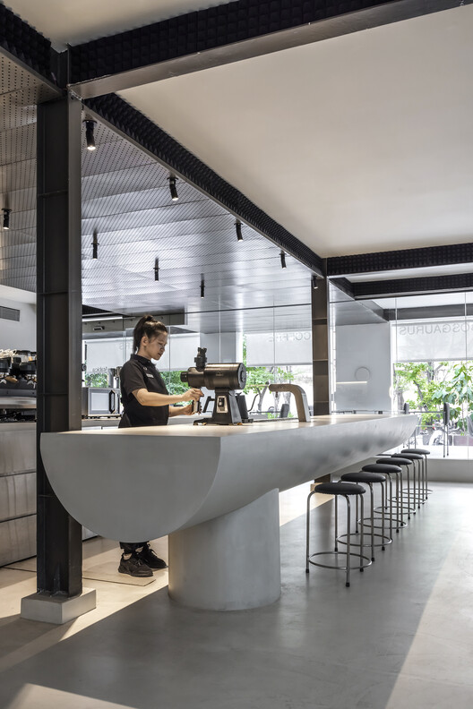 Bosgaurus Coffee Roasters / NU архитектура и дизайн - Фотография интерьера, кухня, стол, балка