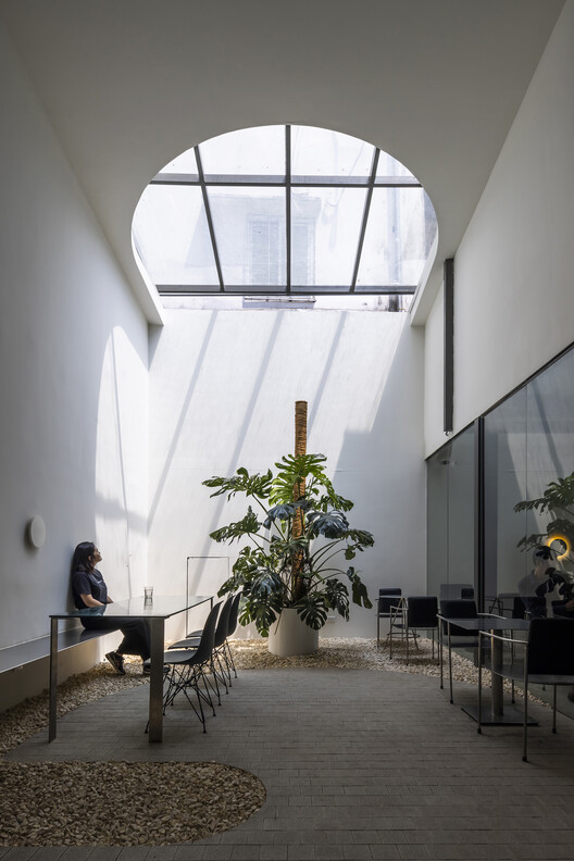 Bosgaurus Coffee Roasters / NU архитектура и дизайн - Фотография интерьера, окна, стул