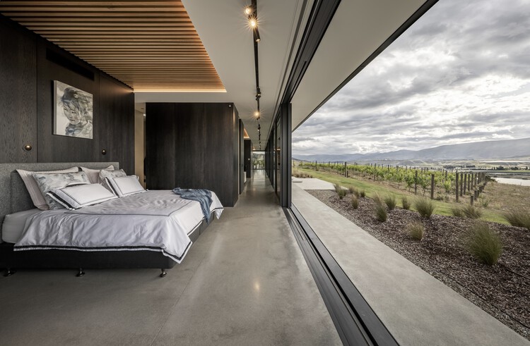 Дом с террасой Bendigo / Condon Scott Architects — фотография интерьера, спальня, балка, кровать