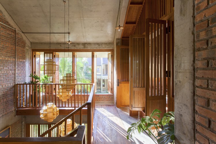 Ремонт дома в Хойане / k59 atelier - Фотография интерьера, стул, балка, окна