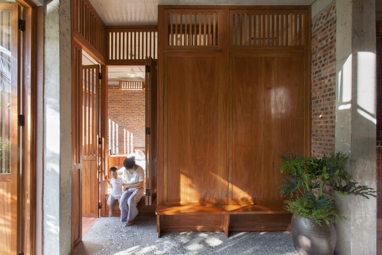 Ремонт дома в Хойане / ателье k59 - Фотография интерьера, балка