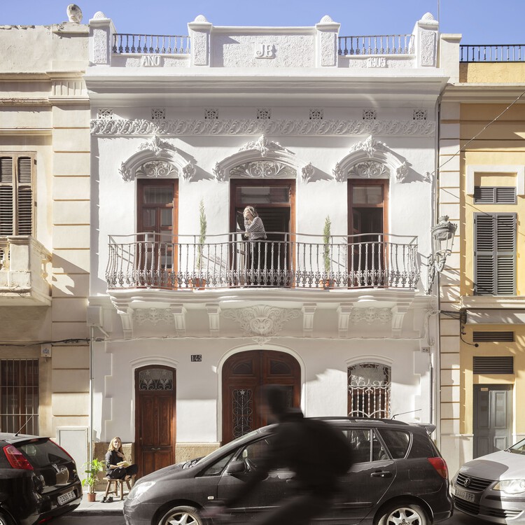 Les pinyes del Cabanyal Intervention / Piano Piano Studio - Фотография экстерьера, окна, фасад, аркада