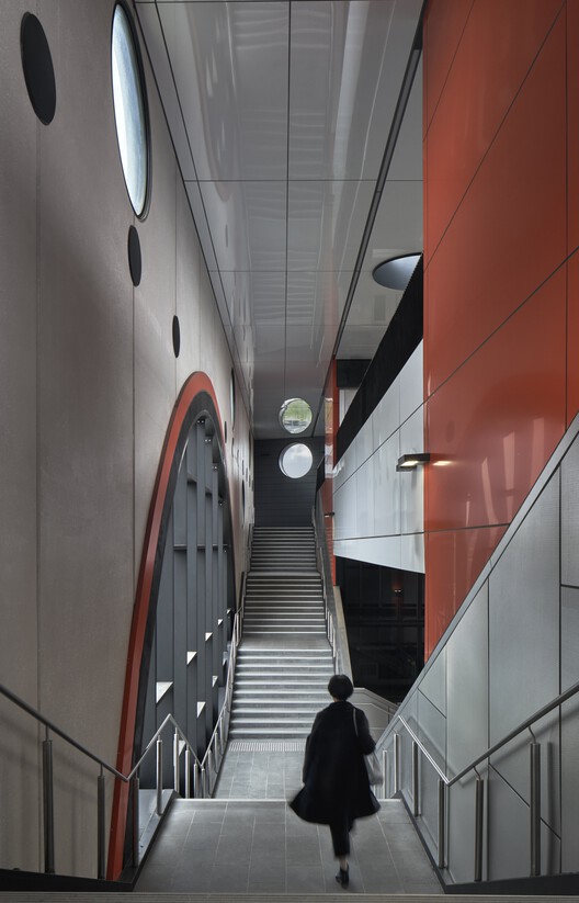Станции Кобург и Морленд / Вуд/Марш — внутренняя фотография, лестница, освещение